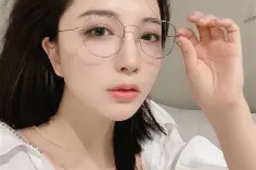 内娱清纯女星偷闯日本拍艳情片被网友当场撞破